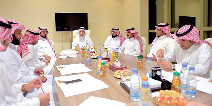 أمين القصيم خلال لقائه بأعضاء اللجنة الإعلامية لمهرجان التمور