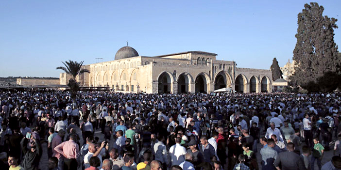 المصلون بعد الانتهاء من صلاة العيد أمام المسجد الأقصى