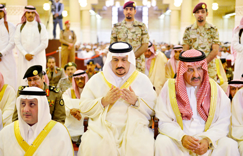 أمير منطقة الرياض يؤدي صلاة عيد الفطر مع جموع المصلين 