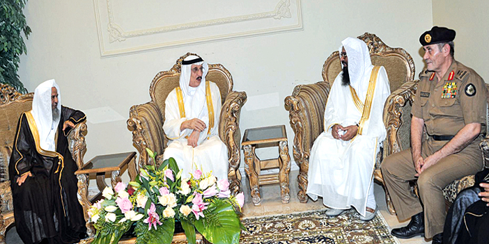  الأمير محمد بن ناصر خلال زيارته رئيس المحكمة الجزائية بجازان