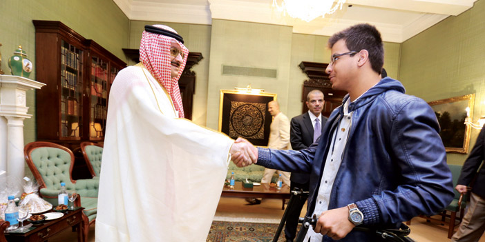  الأمير محمد بن نواف خلال استقباله المهنئين