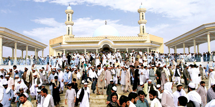  أفغانيون يغادرون المسجد بعد أداء صلاة العيد