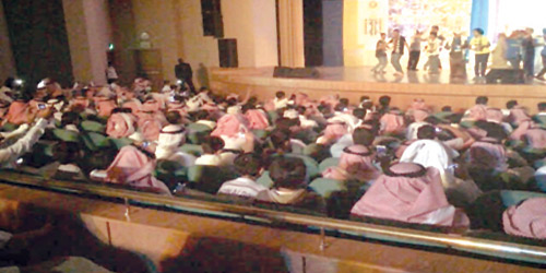مسرحية شعللنا الدوري تستقطب أعداداً كبيرة من الشباب أول أيام عيد الرياض 