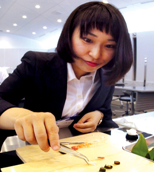 طالبة طب يابانية تتدرب على استخدام المشرط 