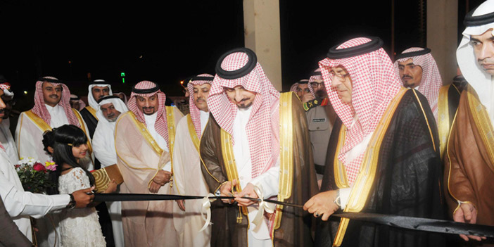  أمير منطقة عسير خلال تدشينه مهرجان أبها للتسوق