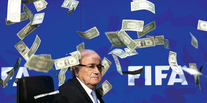  دولارات مزورة تم رميها من قِبل أحد الحضور على بلاتر خلال المؤتمر الصحفي