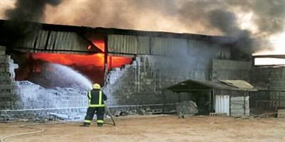 حريق يلتهم مصنعاً للأسفنج وصناعة الستائر شمال بريدة 