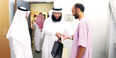 مستشفى الملك عبدالعزيز الجامعي يعايد مرضاه ومنسوبيه 