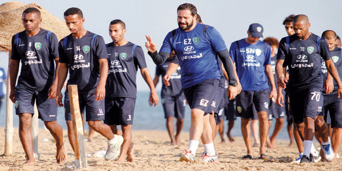  عدد من لاعبي الفتح أثناء التدريبات على شاطئ خليج تونس