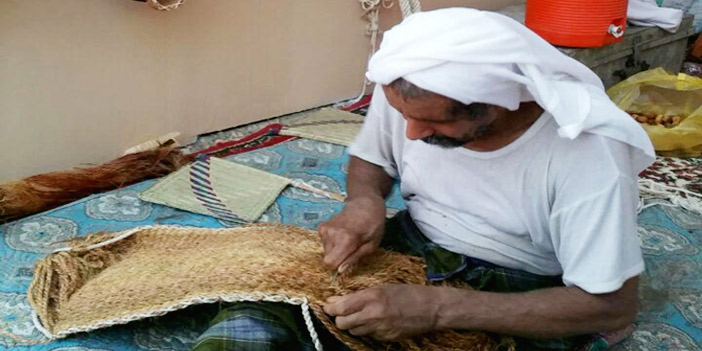  أحد الحرفيين المشاركين في مهرجان رأس تنورة