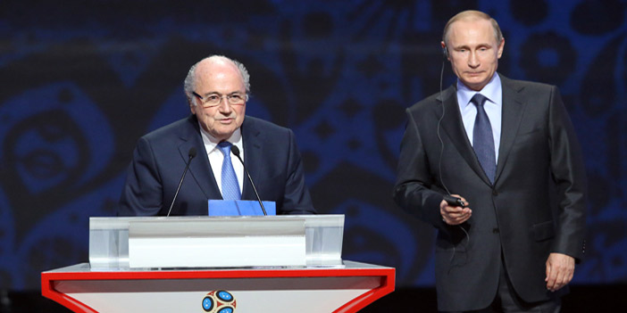  الرئيس الروسي وبلاتر خلال مراسم القرعة
