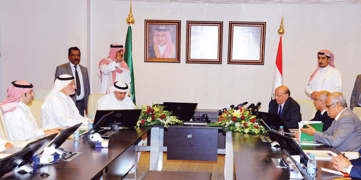  الرئيس منصور خلال لقاء د. الربيعة ومسئولي المركز