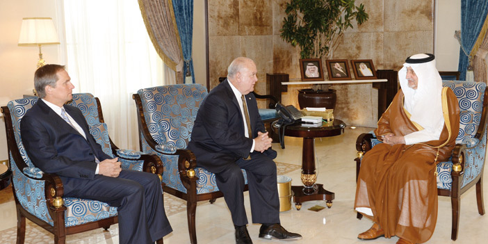 الأمير خالد الفيصل يستقبل السفير الأمريكي ووزير الحج 