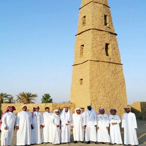  صورة جماعية لسفراء الحزم أمام مسجد عمر بن الخطاب