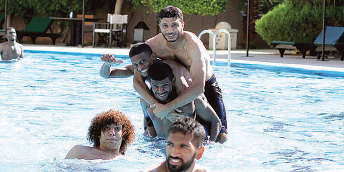  سلام شاكر في المسبح مع زملائه لاعبي الفتح