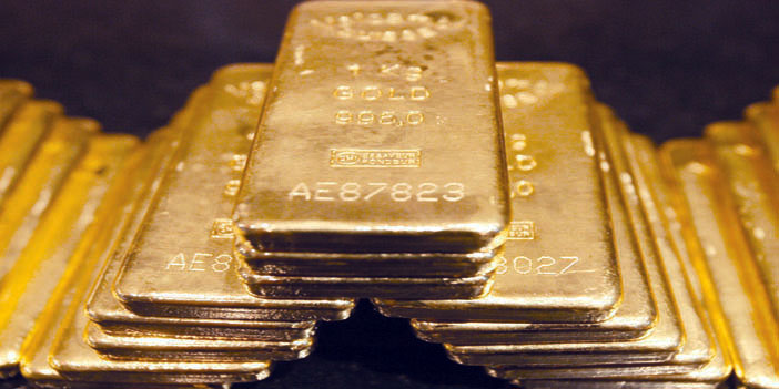 الذهب يتراجع قرب أقل مستوى في خمس سنوات ونصف السنة مع ارتفاع الدولار 