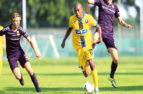  لاعب التعاون البرازيلي ساندرو في هجمه تعاونية