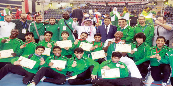  أبطال الأخضر متوجين بالميداليات