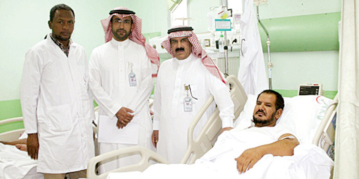  مدير مستشفى الرس خلال زيارته لأحد المنومين