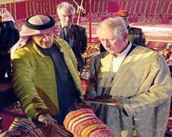 الأمير تشارلز يشكر الحرفية السعودية قليلة الخضيري 