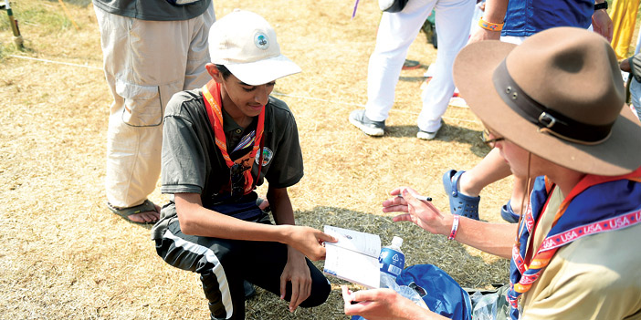 كشافة العالم يتبادلون الهدايا مع كشافة المملكة 