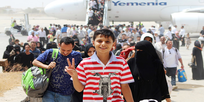  عوائل يمنية تعود إلى عدن على متن أول رحلة طيران يمنية قادمة من جيبوتي تحط بعدن