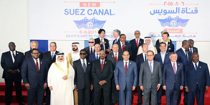  الرئيس المصري في صورة جماعية مع عدد من الزعماء حضور حفل افتتاح المشروع