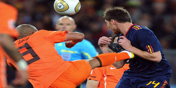  دي يونج وركلة الكاراتيه الشهيرة ضد تشابي ألونسو في نهائي مونديال 2010