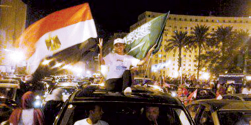 رفع العلم السعودي بميدان التحرير 