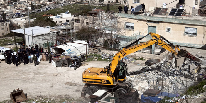  الاحتلال اليهودي يهدم منازل الفلسطينيين لكي يبني منازل للمحتلين