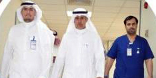  المحافظ بالنيابة وإلى يمينه د. الموسى وإلى يساره مدير التمريض