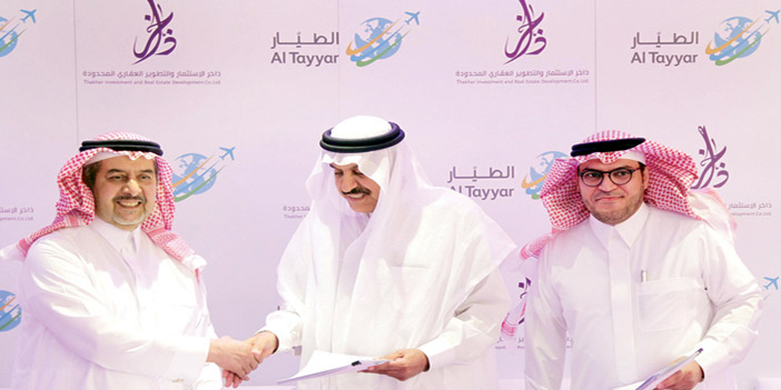  جانب من توقيع الاتفاقية، ويبدو د. عبدالله المشعل ود. ناصر الطيار وإبرهيم السبيعي وعبدالله الداوود