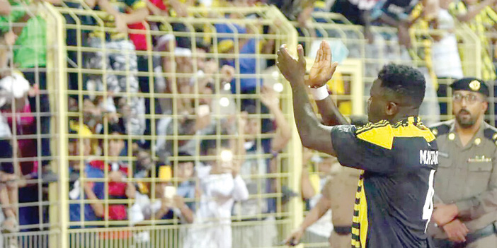  مونتاري يحتفل مع الجماهير