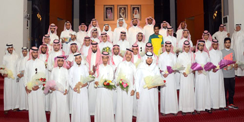  لقطة جماعية لمدير التعليم بالمعلمين الجدد