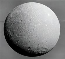 ناسا تنشر صوراً جديدة للقمر الغامض «ديون» 