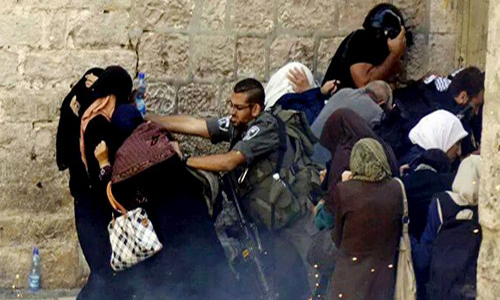  الاحتلال يعتدي على النساء المسلمات على أبواب الأقصى