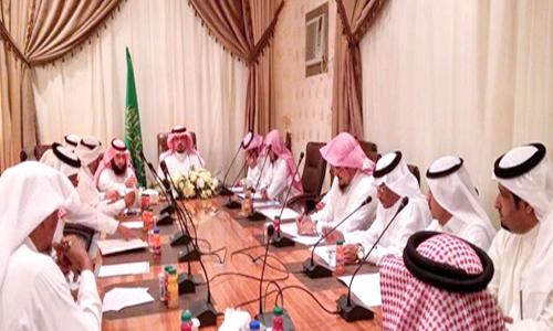  محافظ غامد الزناد خلال ترؤسه جلسة المجلس المحلي