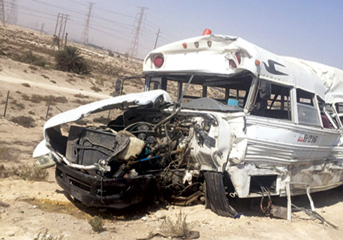 4 وفيات وإصابة 44 مقيماً في حادث مروع بين حافلة وشاحنة بالجبيل 