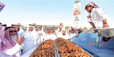 نجم «سهيل» يدفع المزارعين إلى جلب تمورهم لسوق «مهرجان بريدة» 