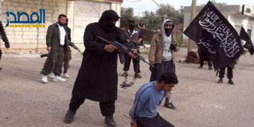  أحد عناصر تنظيم داعش يعدم الصحفي بالرصاص