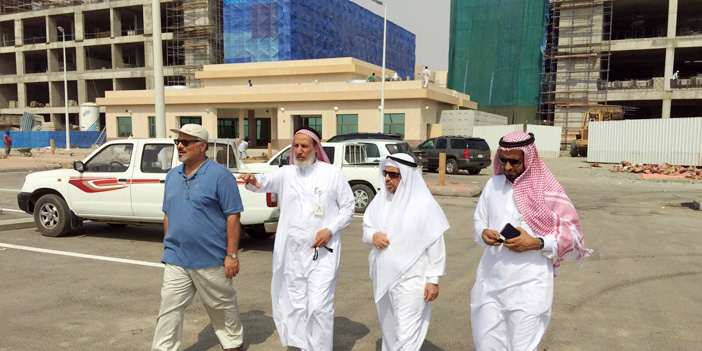 مدير جامعة الملك عبدالعزيز يتفقد الفصول والمباني الدراسية الجديدة للطالبات