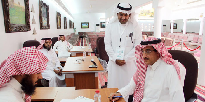  ابن معمر يقيد اسمه كناخب في سجل قيد الناخبين