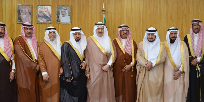  أمير المنطقة في لقطة جماعية مع أعضاء المجلس