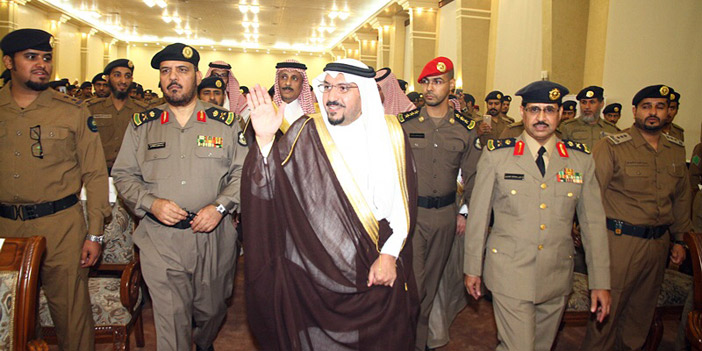  أمير منطقة القصيم خلال حضوره اللقاء مع منسوبي الدفاع المدني