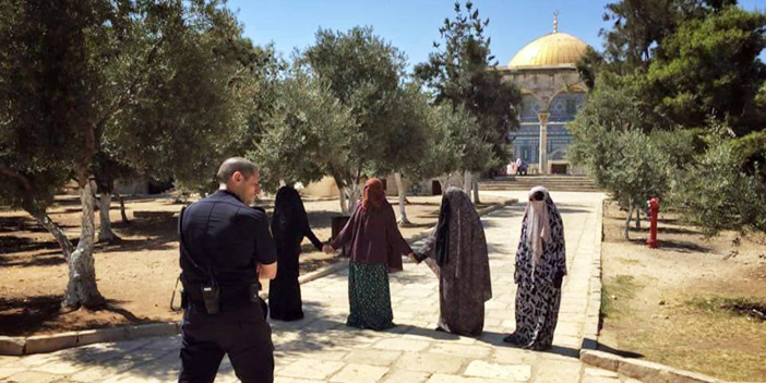  نساء فلسطينيات يتصدرن مشهد الرباط في المسجد الأقصى لمواجهة غطرسة الاحتلال
