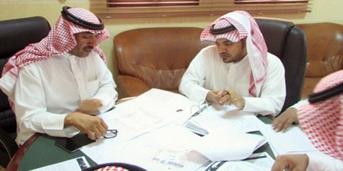  رئيس البلدية مع اللجنة