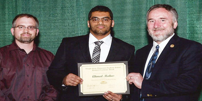 الطالب محاص يتلقى الشهادة