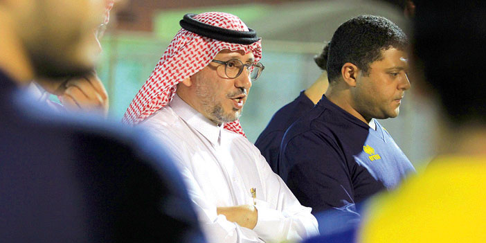  العُمري أثناء اجتماعه مع اللاعبين