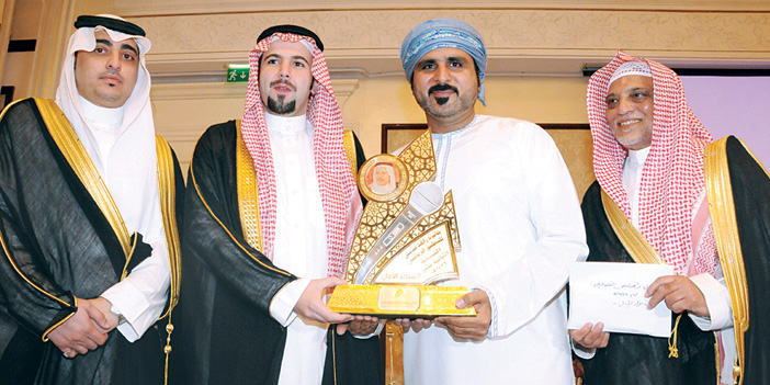  الأمير عبدالله بن سعد وعادل أمين حافظ يكرِّمان البلوشي بالجائزة