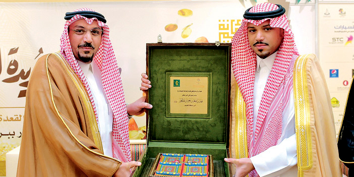  أمير القصيم يتسلم درع البرنامج الوطني للحرف والصناعات اليدوية -بارع- من نجله الأمير سعود